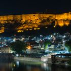 Jodhpur mit der Festung Mehrangarh in der Nacht