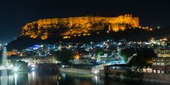 Jodhpur mit der Festung Mehrangarh in der Nacht