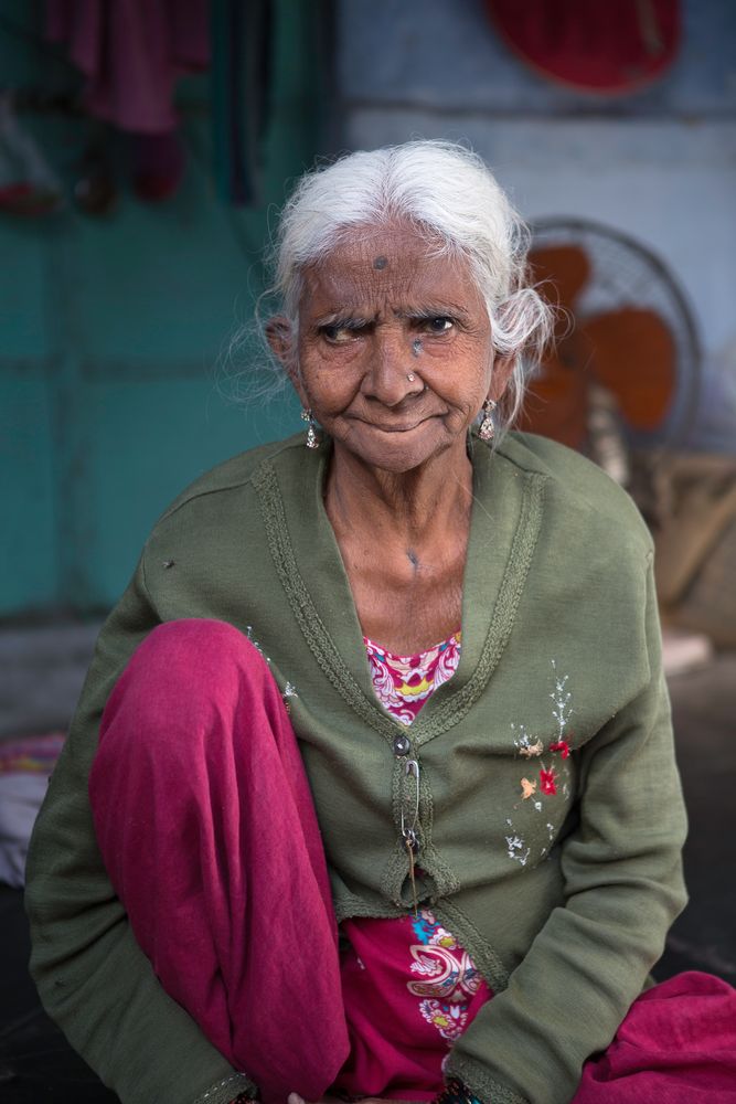 [ … Jodhpur - woman in the blue city ]