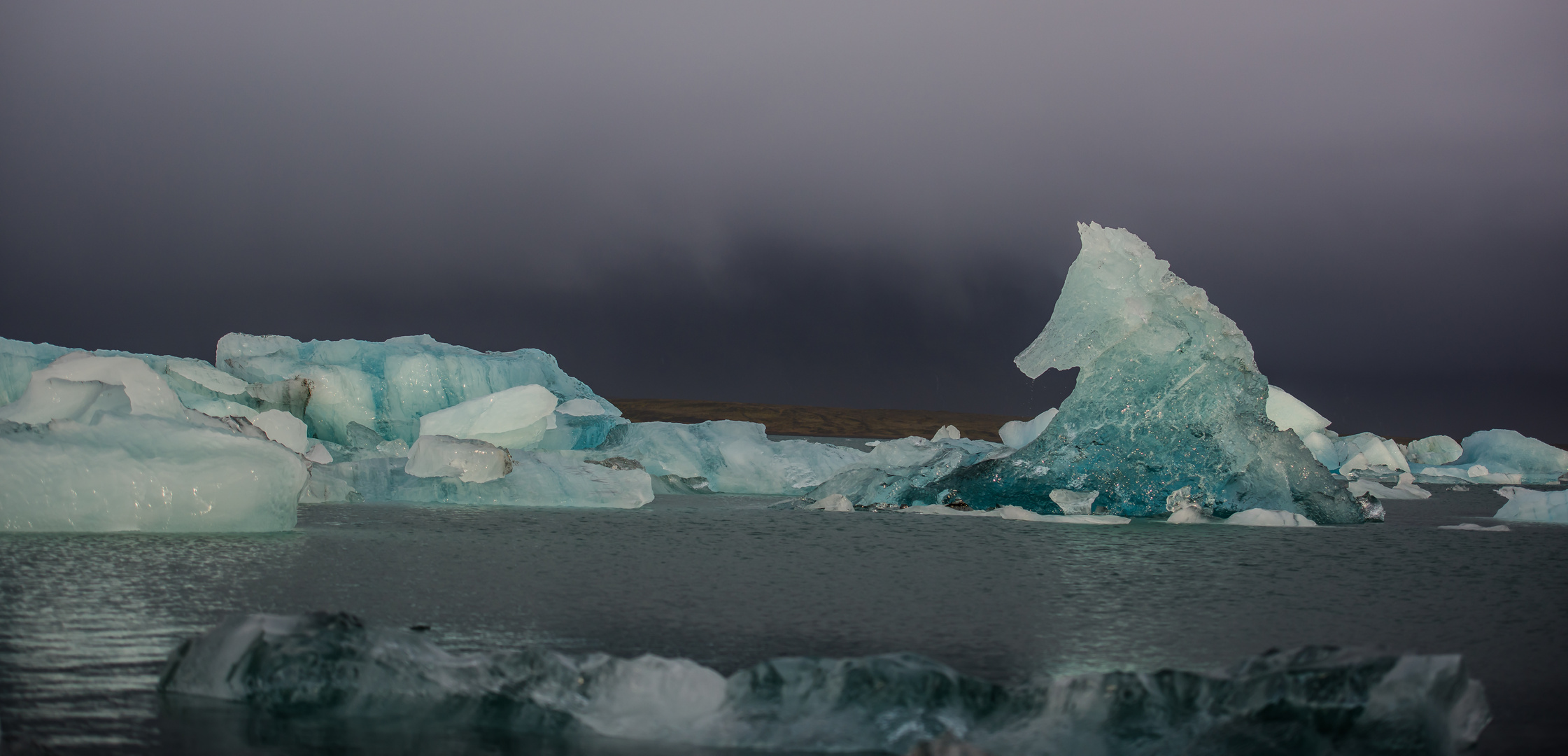 Jökulsárlón - blauer Eisberg