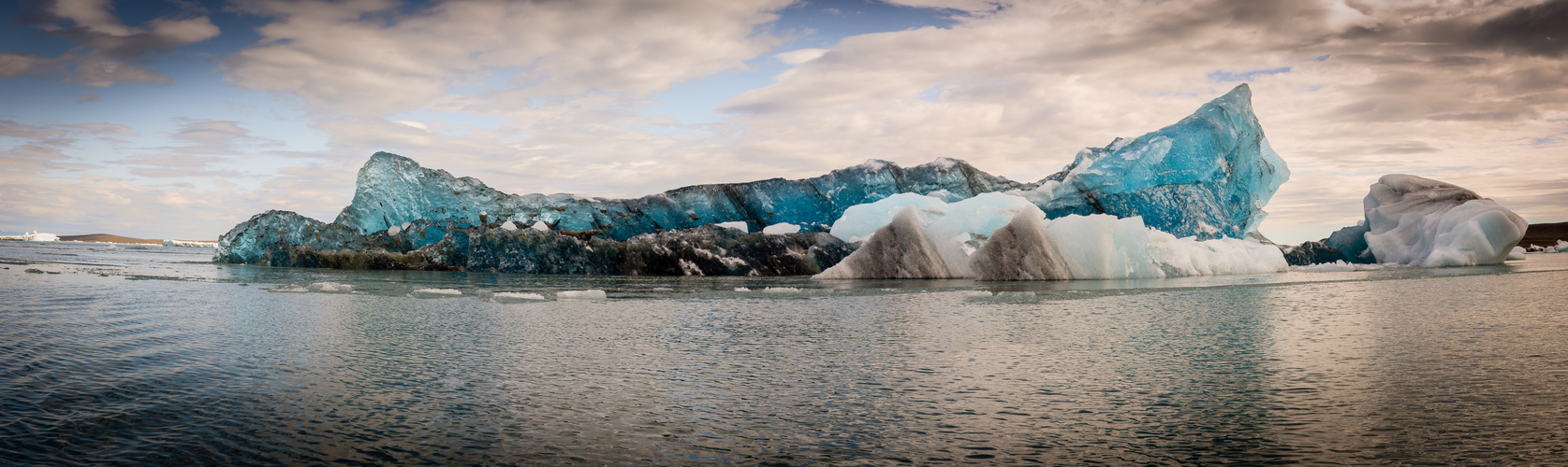 Jökulsárlón - blauer Eisberg