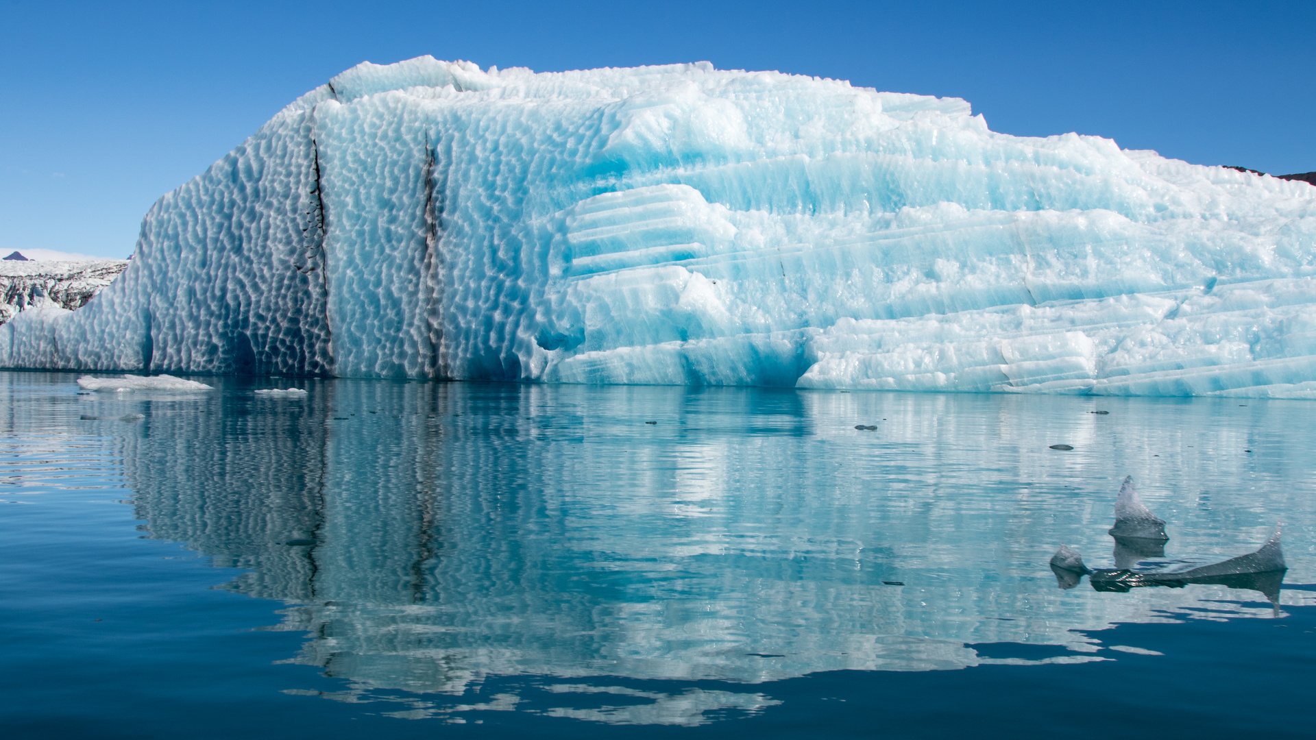 Jökulsárlón - Eisblock im Harpa Design