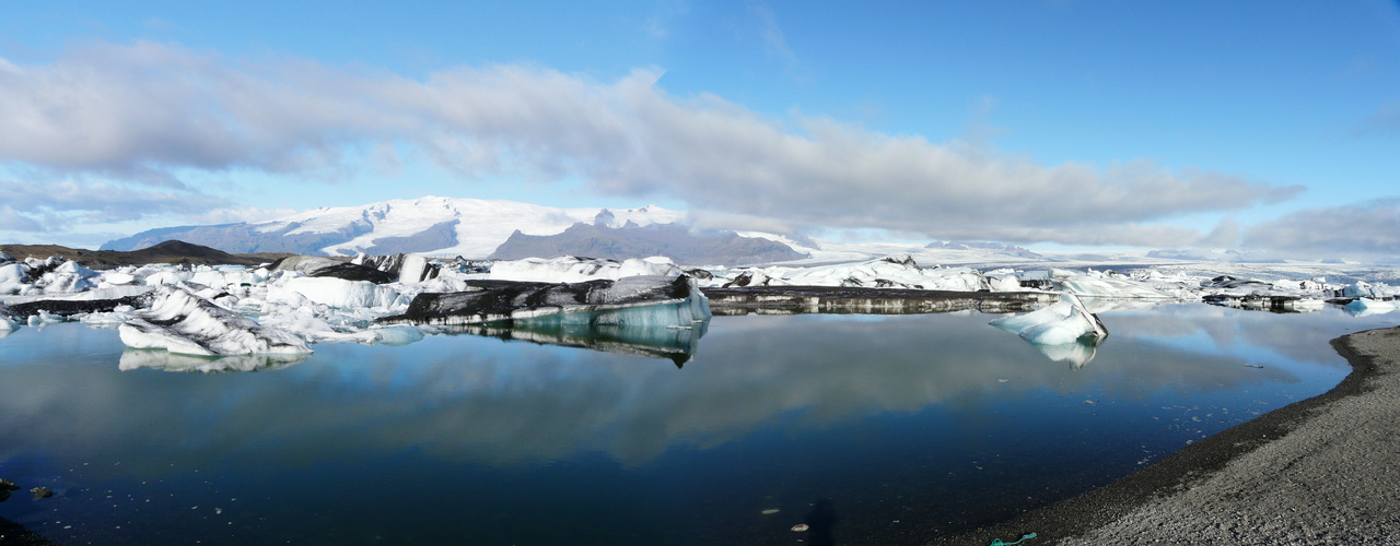 Jökulsárlón mit treibenden Eisbergen