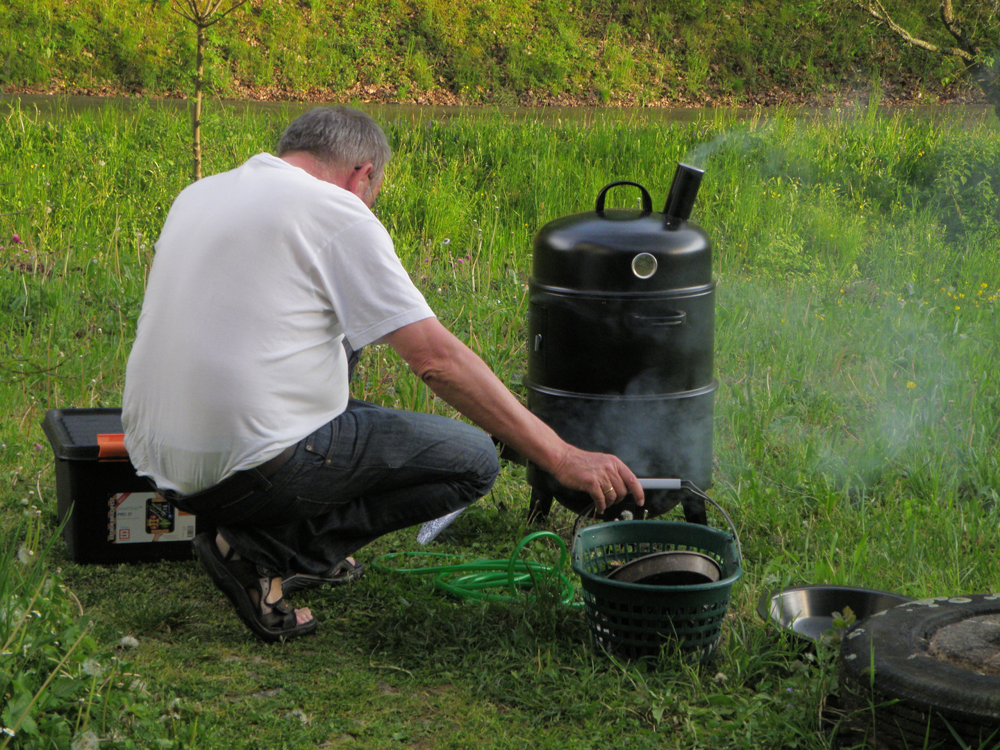 Jörg beim Grillen und Smoken