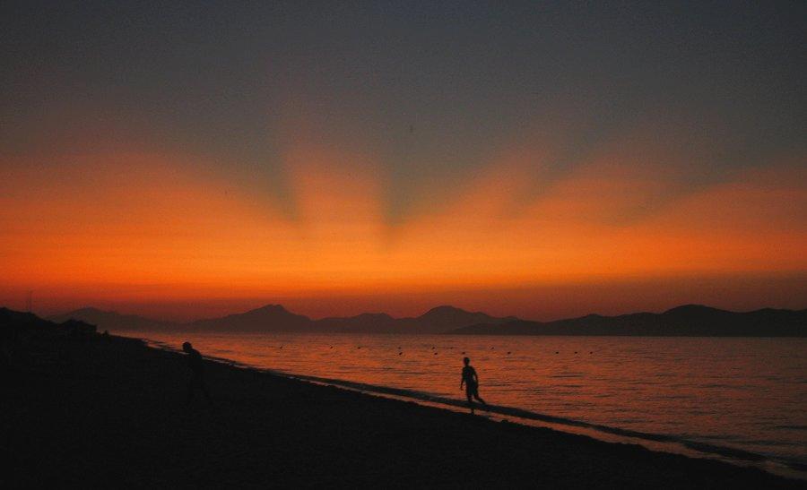 Joggen am Meer im Sonnenuntergang