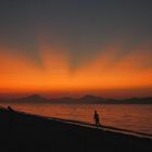 Joggen am Meer im Sonnenuntergang