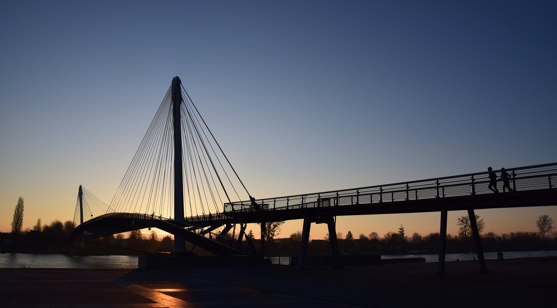 Joggen gen Sonnenaufgang auf der Passerelle de Deux Rives