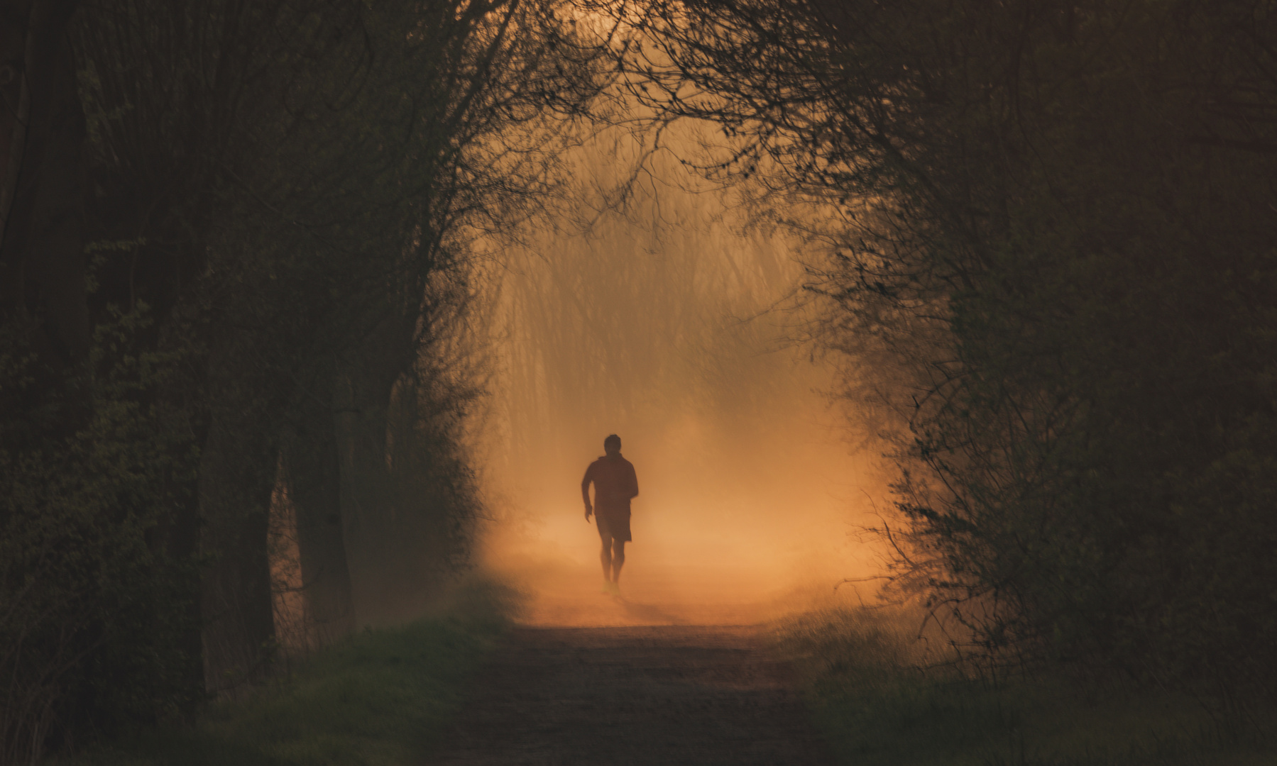 Jogger beim Sonnenaufgang