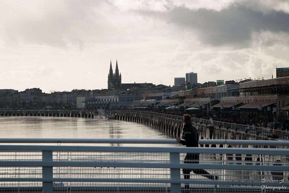 Joggeur sur le pont Bacalan