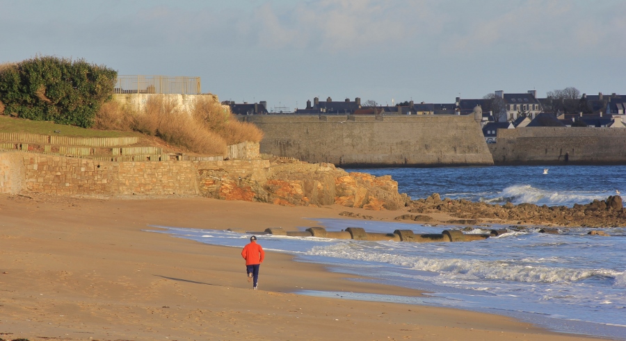 Jogging sur la plage de Toulhars à Larmor-Plage(Morbihan)