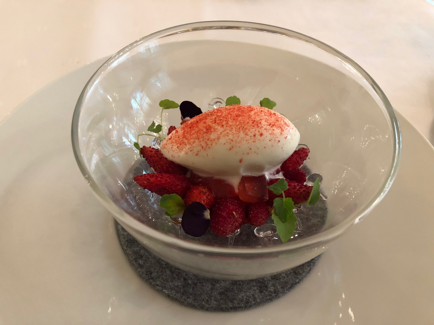 Joghurtsorbet und Walderdbeeren