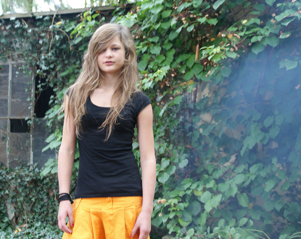 Johanna - Sport-Outfit - im Rauch (wo sie doch Nichtraucherin ist!)