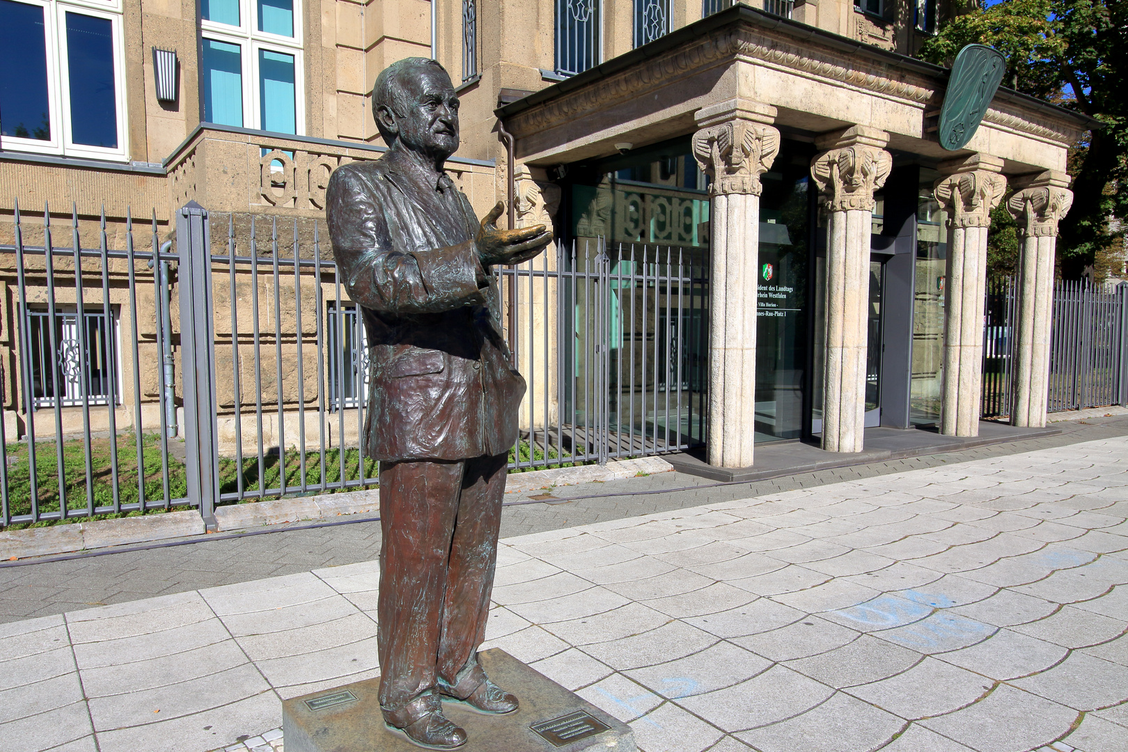 Johannes Rau vor dem Düsseldorfer Landtag