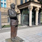 Johannes Rau vor dem Düsseldorfer Landtag