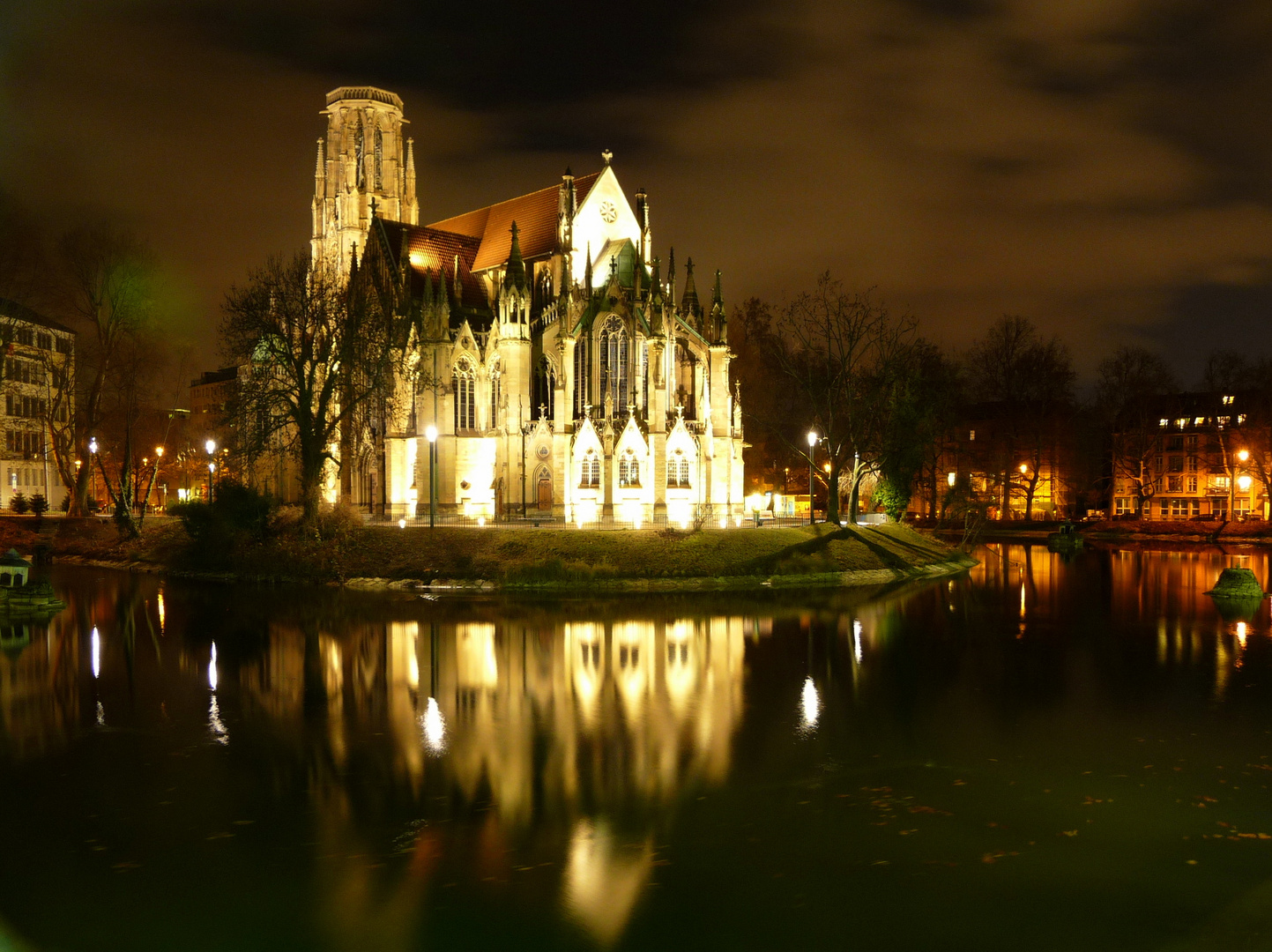 Johanneskirche am Feuersee bei Nacht