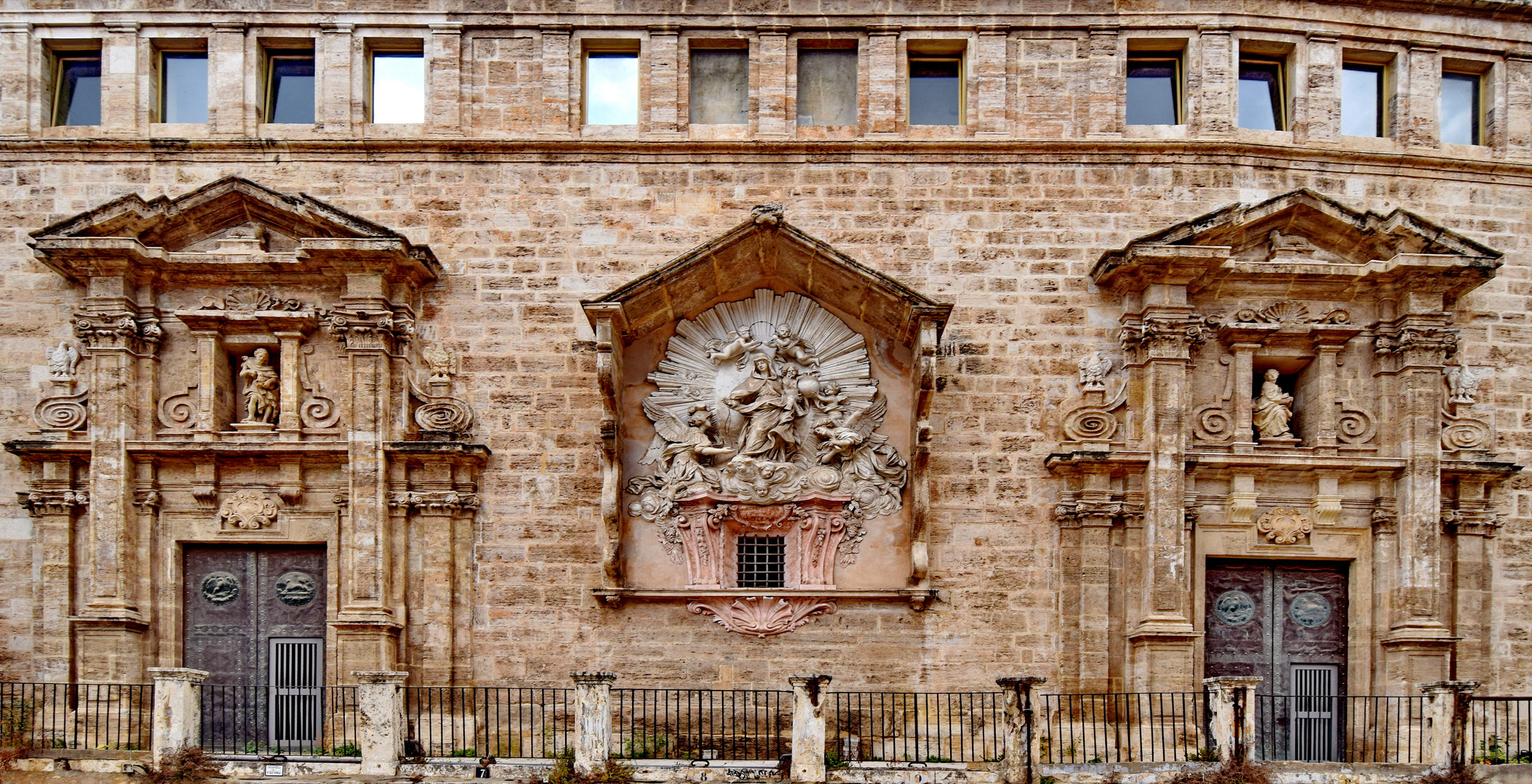 Johanneskirche, Fassade der Vorderseite