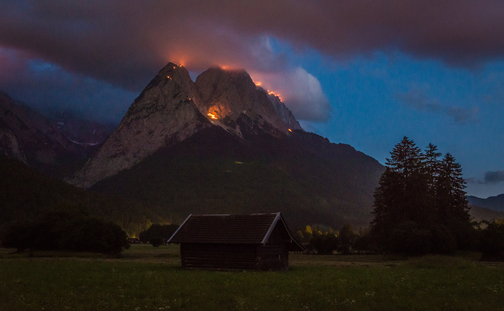 Johannifeuer auf den Bergen