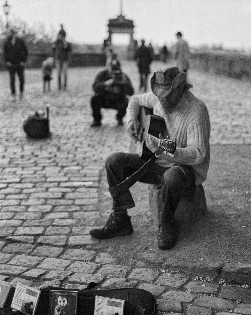 John Awakening und Der Reisefotograf