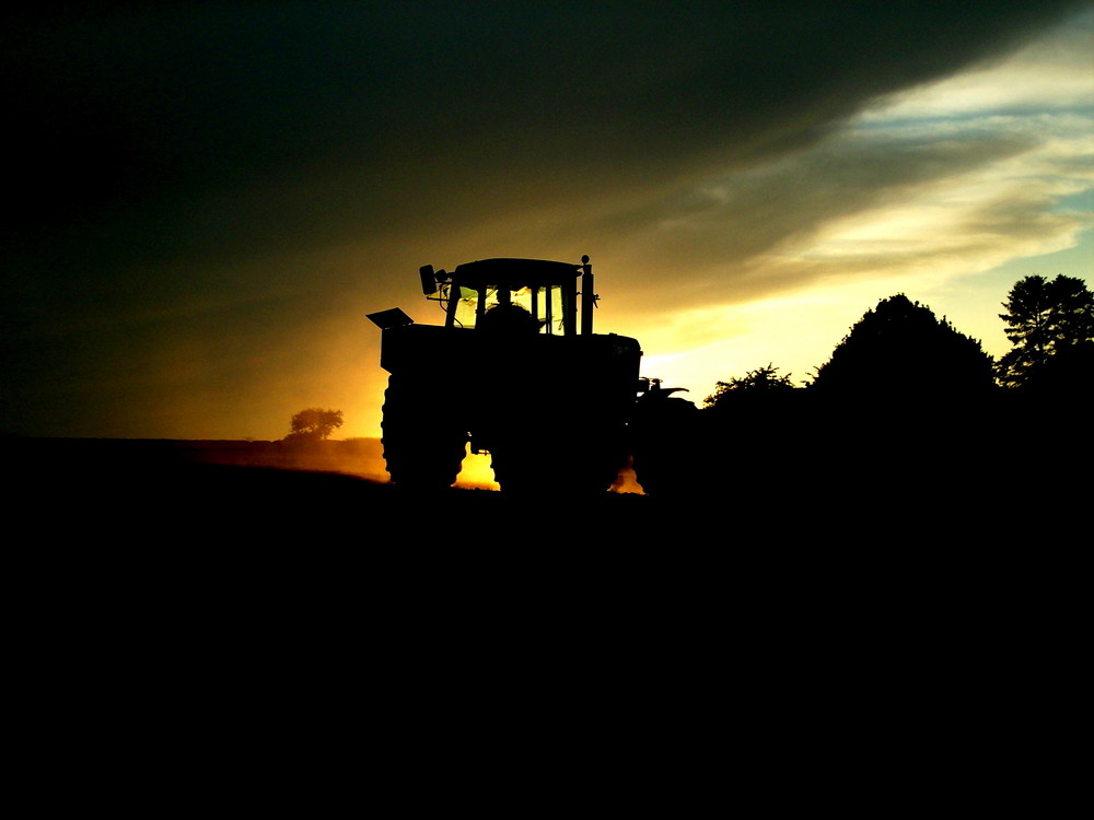 John Deere 4440 beim Düngerstreuen