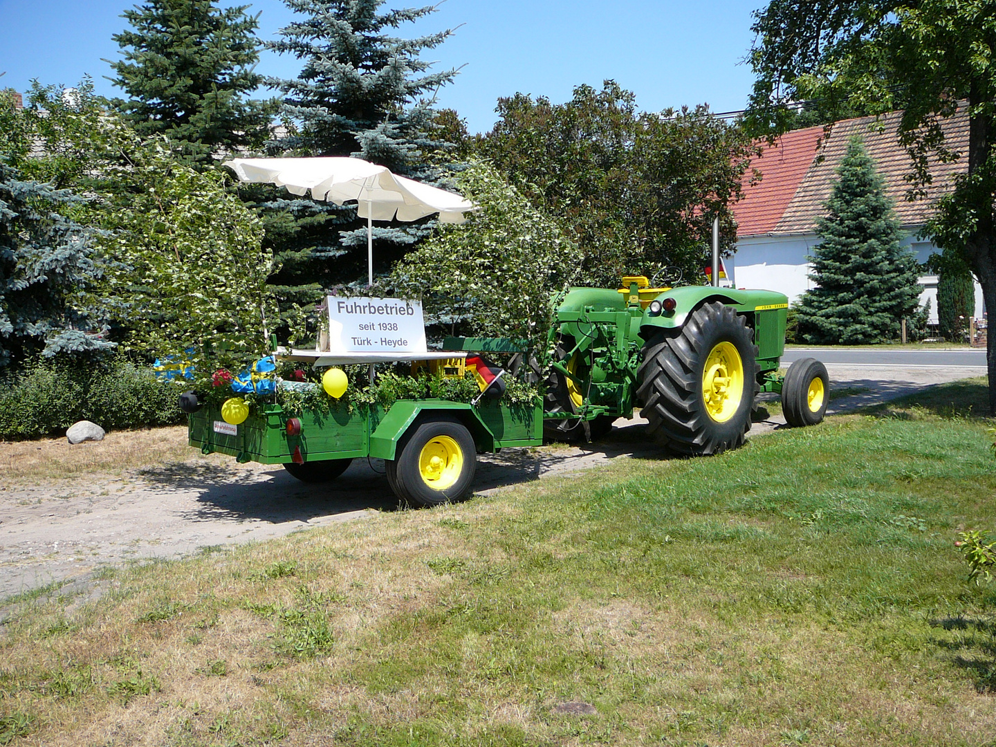 John Deere 5020 mit Anhänger Foto & Bild industrie und technik