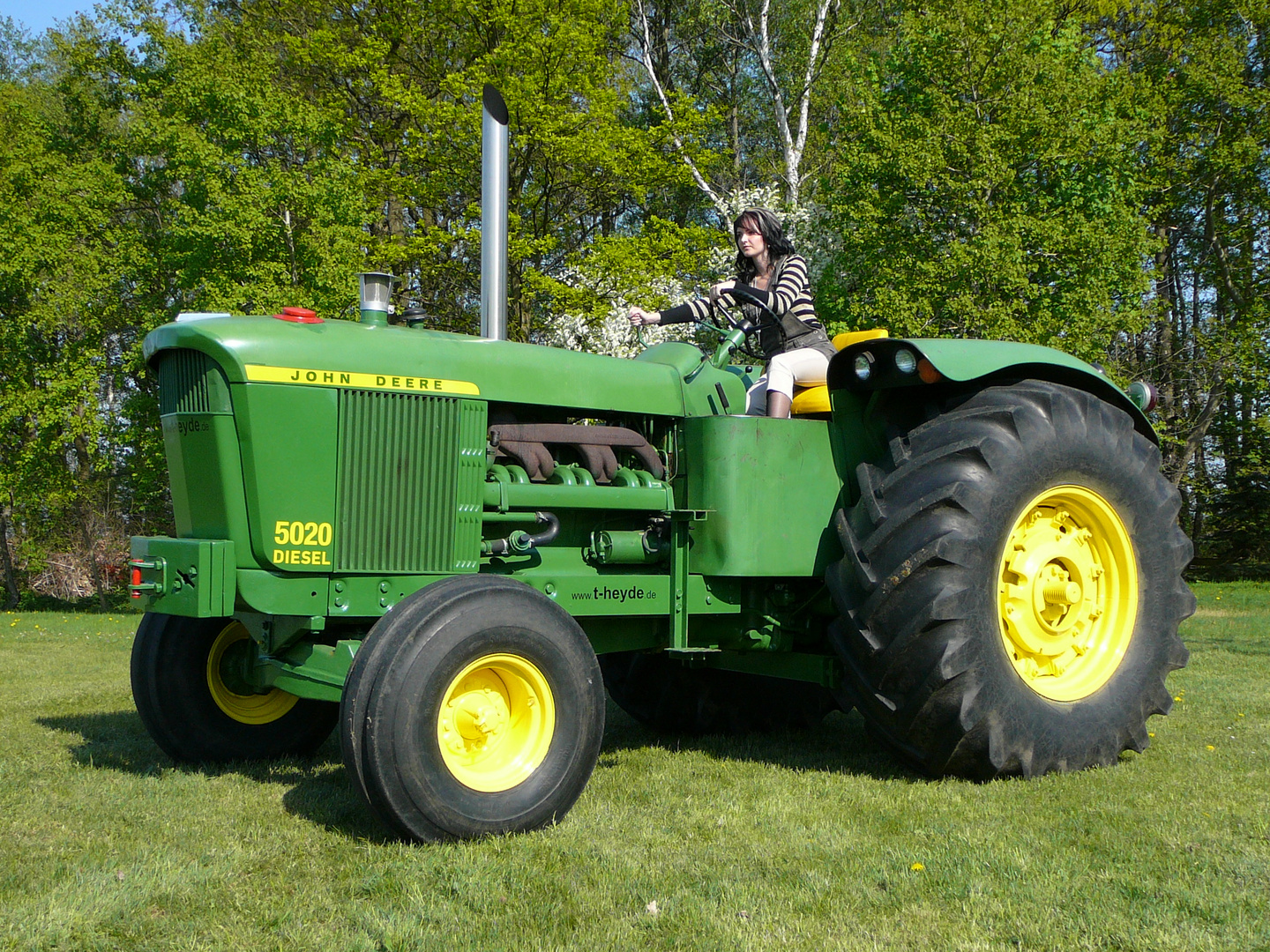 John Deere 5020 mit Traktoristin