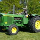 John Deere 5020 mit Traktoristin