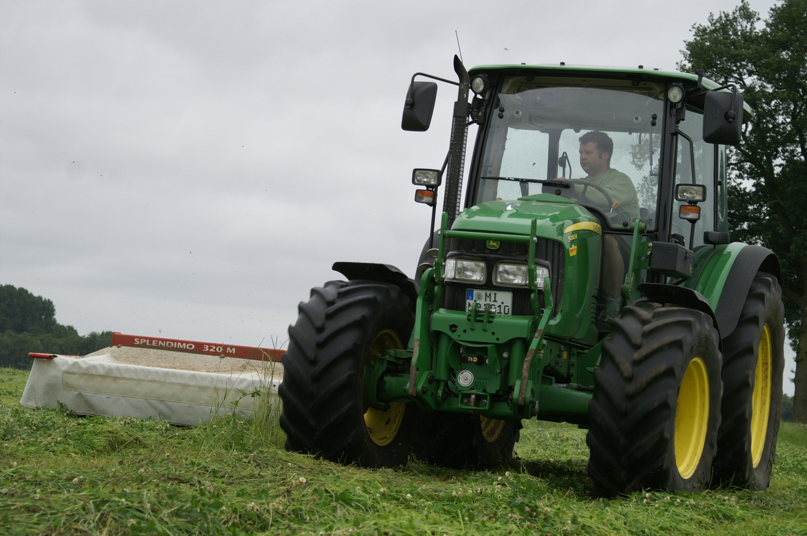 John Deere 5090R beim 1. Schnitt