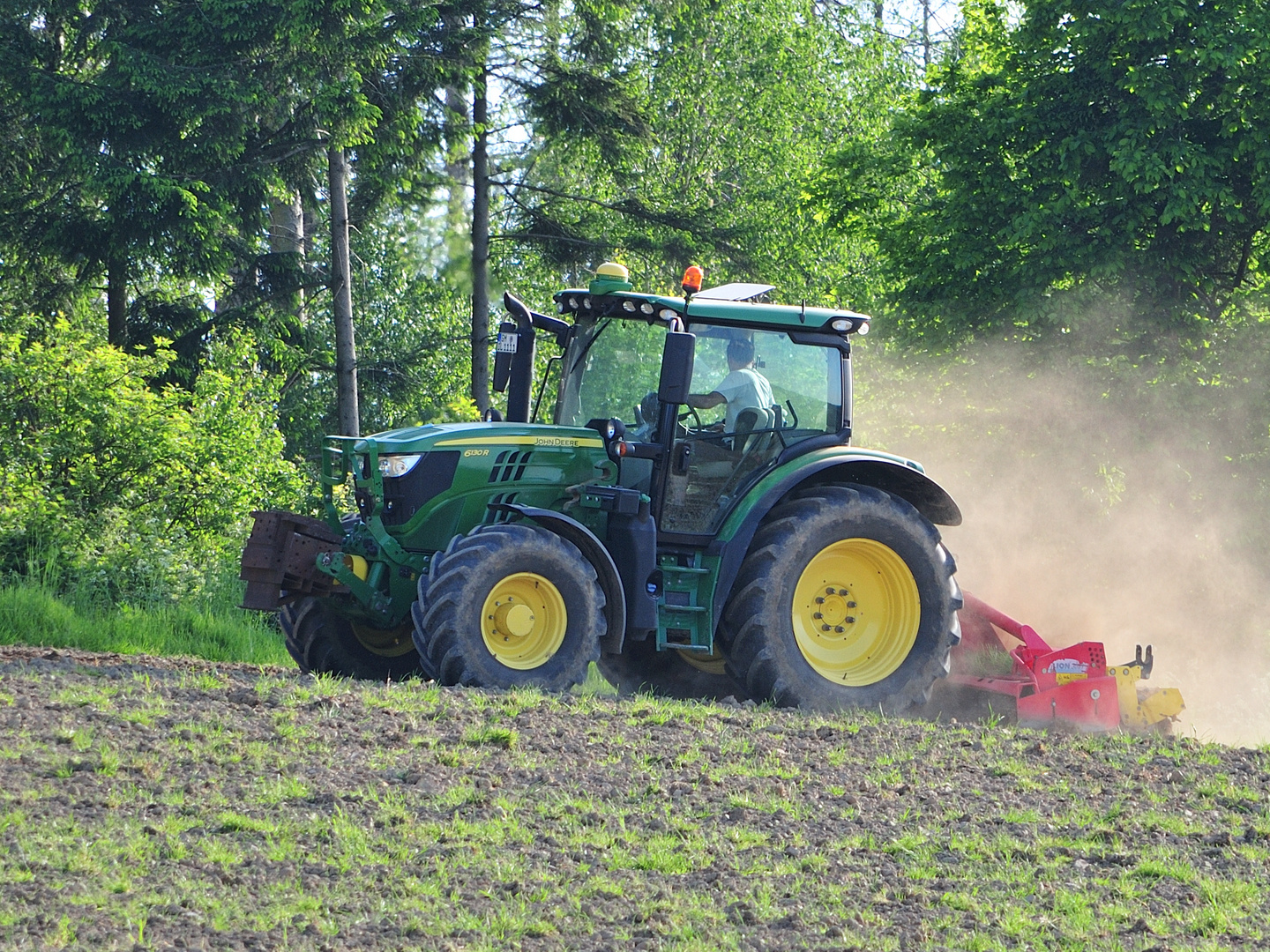 John Deere 6130R mit Kreiselegge Pöttinger Lion 3001