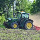 John Deere 6130R mit Kreiselegge Pöttinger Lion 3001