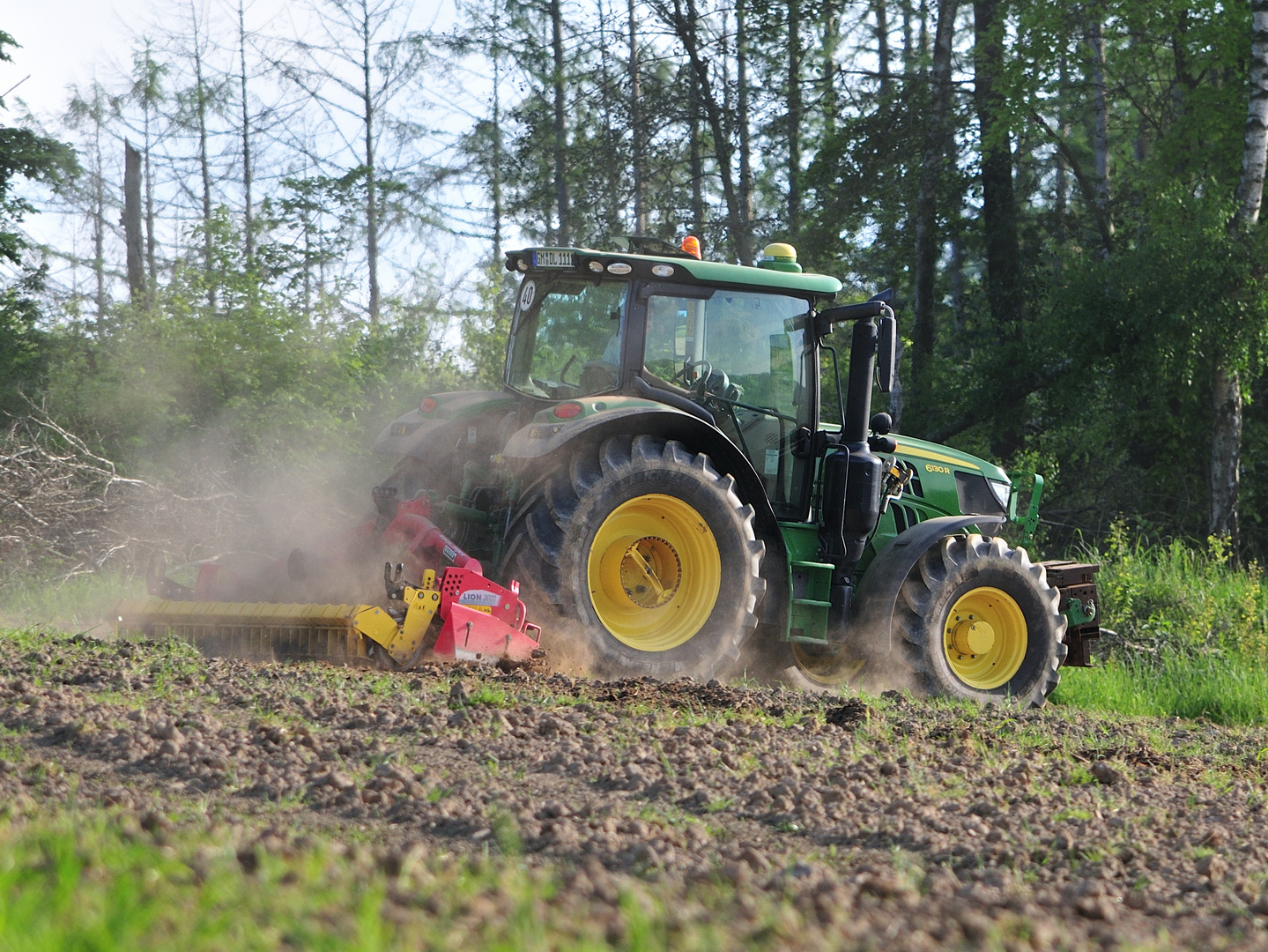 John Deere 6130R mit Kreiselegge Pöttinger Lion 3001