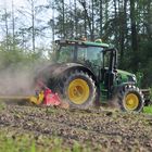 John Deere 6130R mit Kreiselegge Pöttinger Lion 3001