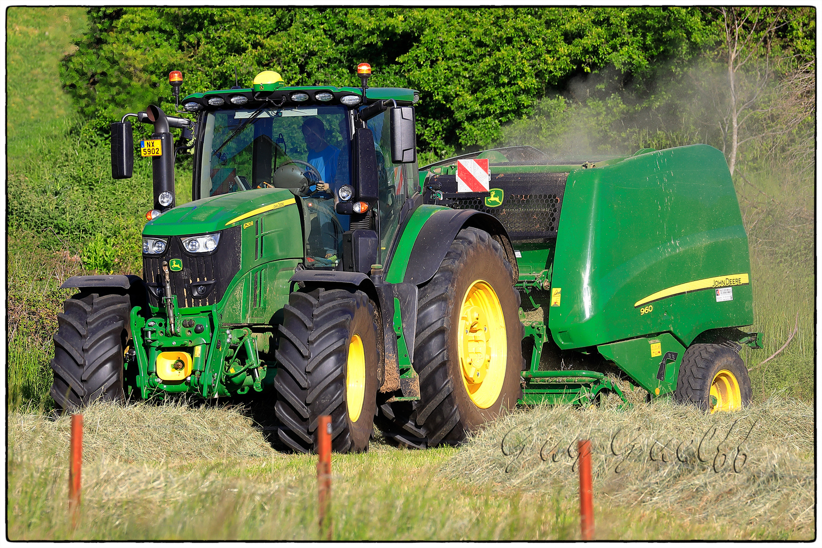 John Deere 6250R mit Rundballenpresse John Deere 960