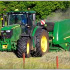 John Deere 6250R mit Rundballenpresse John Deere 960