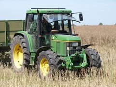 John Deere 6400 im Rapsfeld