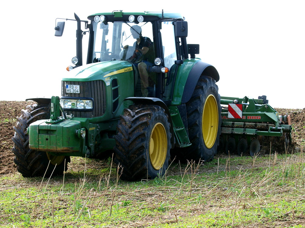 John Deere 6830 im Arbeitseinsatz.