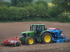 JOHN DEERE 6830 in Aktion