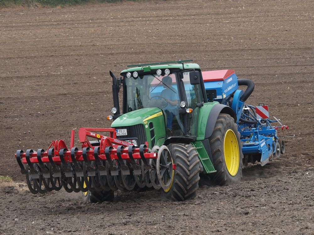 JOHN DEERE 6830 mit angehobenen Gerät