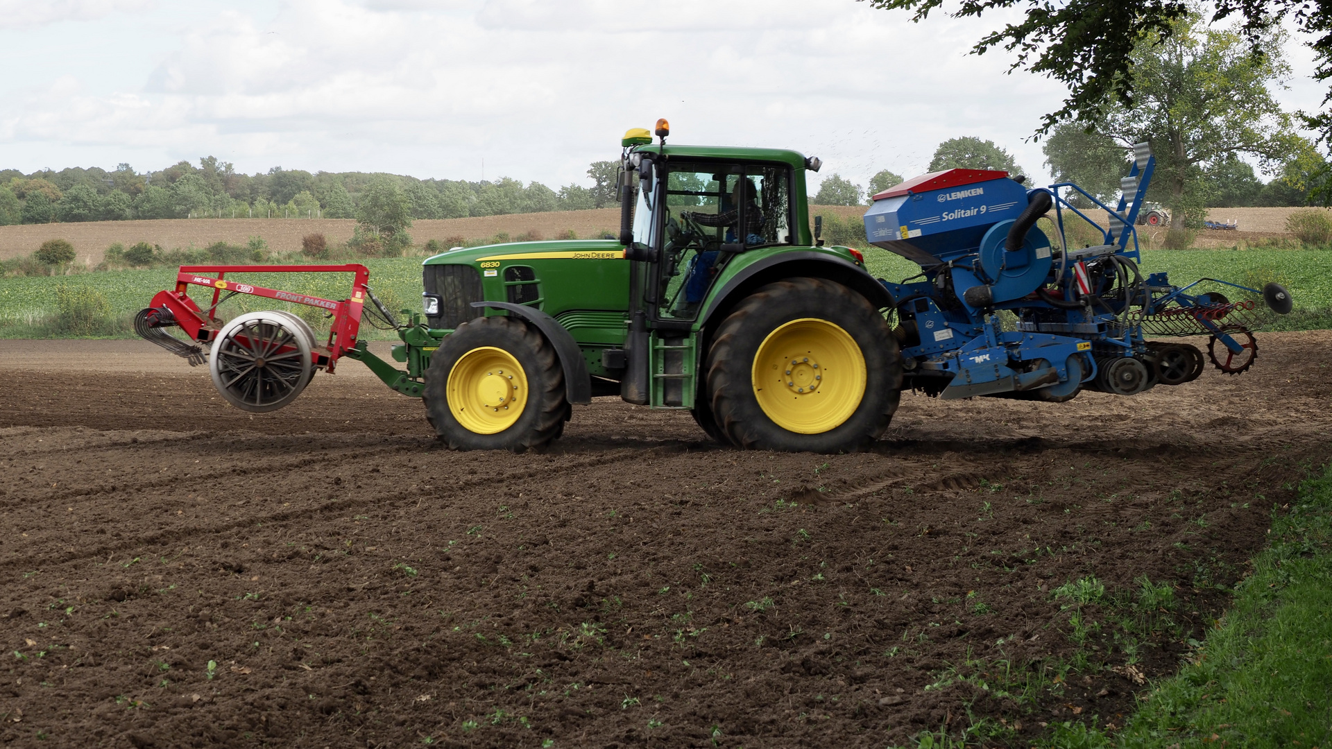 John Deere 6830 mit HE-VA Frotpakker und Lemken Solitair 9