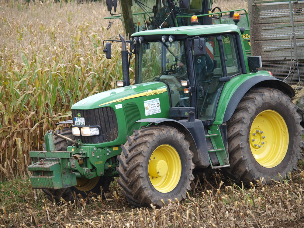 John Deere 6920 im Maisernteeinsatz.