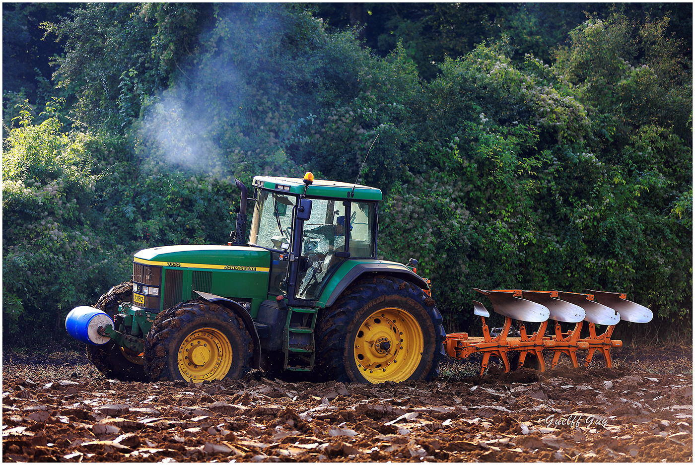 John Deere 7710 mit 4 Scharen Volldrehpflug