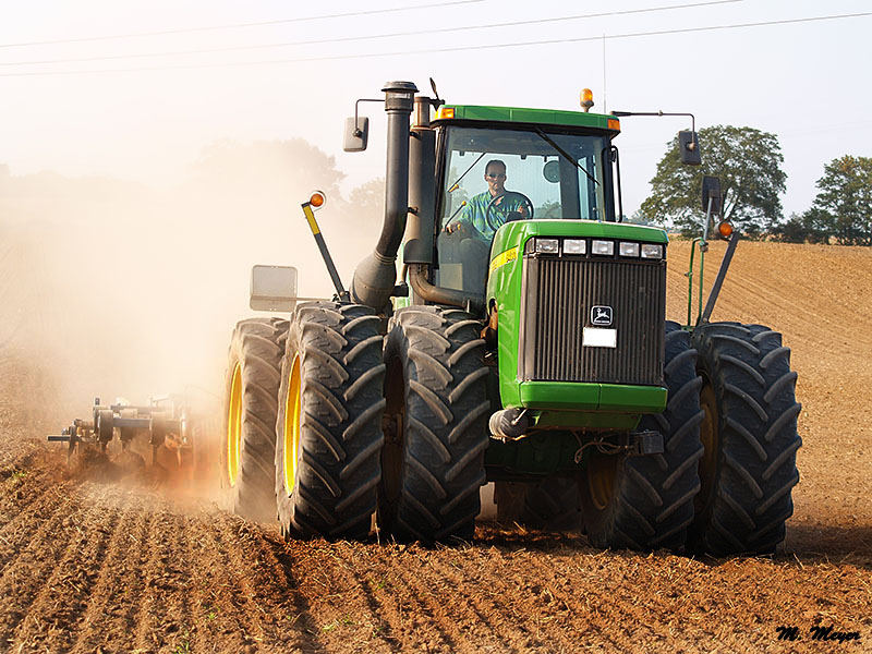 John Deere 9400 beim Grubbern