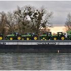 John Deere auf dem Rhein