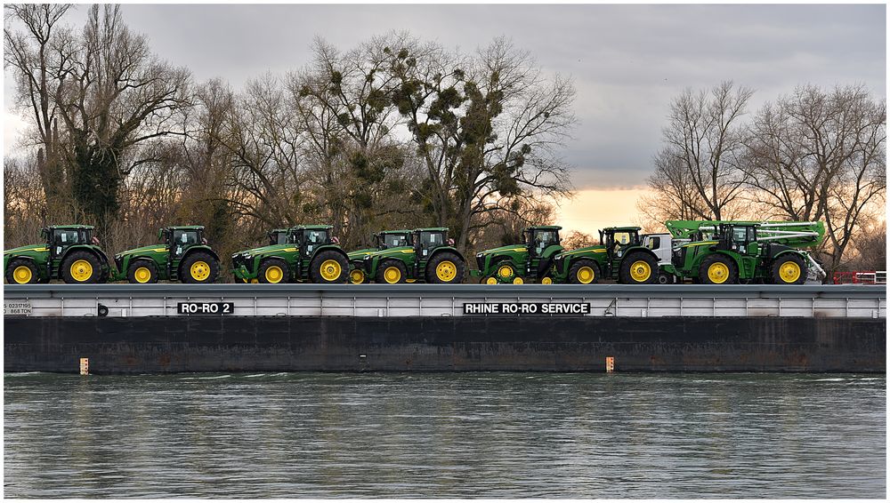 John Deere auf dem Rhein