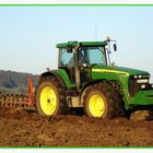 John Deere beim pflügen