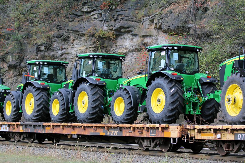 John Deere Traktoren auf Flatcars, Horseshoe Curve, PA, USA