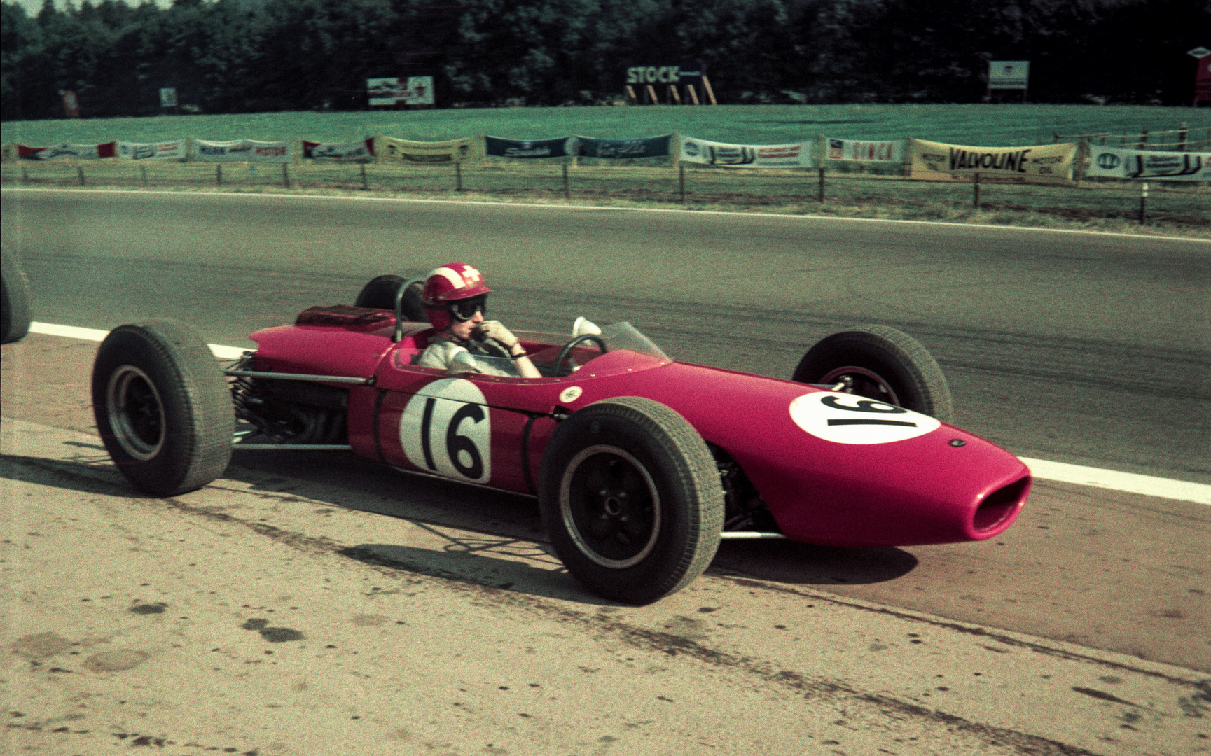 John Surtees - 1964 Im Hintergrund Gerhard Mitter