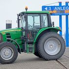 JohnDeere 6230 als multifunktionales Arbeitstier am Schiffsanleger auf Borkum