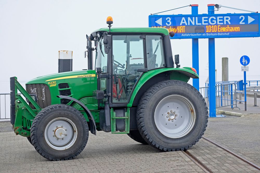 JohnDeere 6230 als multifunktionales Arbeitstier am Schiffsanleger auf Borkum