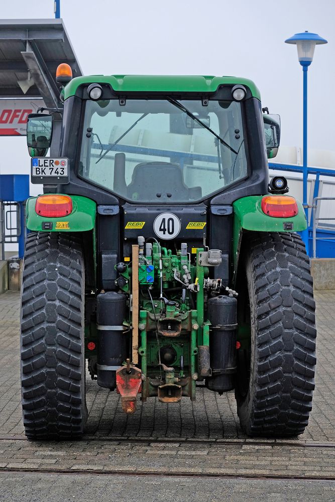 JohnDeere 6230 als multifunktionales Arbeitstier am Schiffsanleger auf Borkum