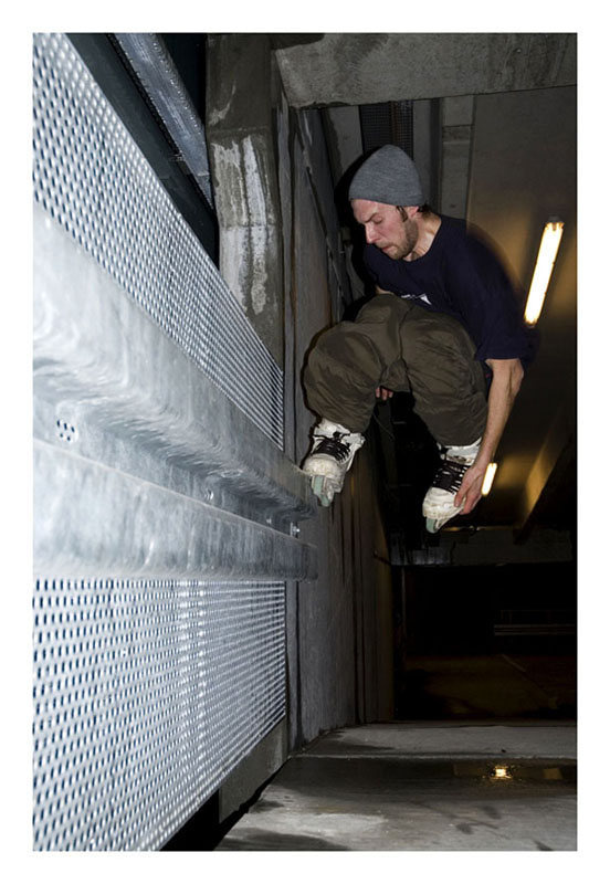 Jojje winterskating in a parking garage